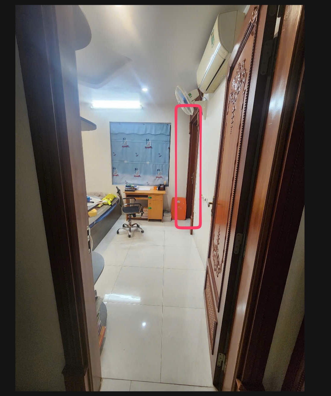 Khoanh đỏ luồng cửa ban công phòng con